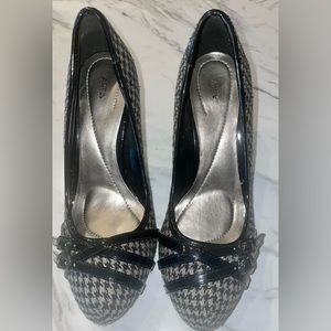 ⭐️Loved and pre owned black and grey pumps with strap belt design on toes.